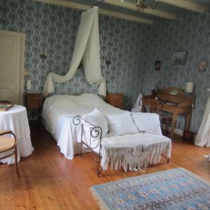 la-chambre-dhotes-de-charme-4-epis-du-clos-de-la-garenne-17700-la-chambre-damis-pour-une-ou-deux-personnes-avec-lit-160