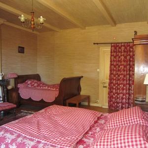 la-chambre-dhotes-de-charme-4-epis-du-clos-de-la-garenne-17700-launisienne-pour-une-a-trois-personnes-avec-lit-160-et-lit-130